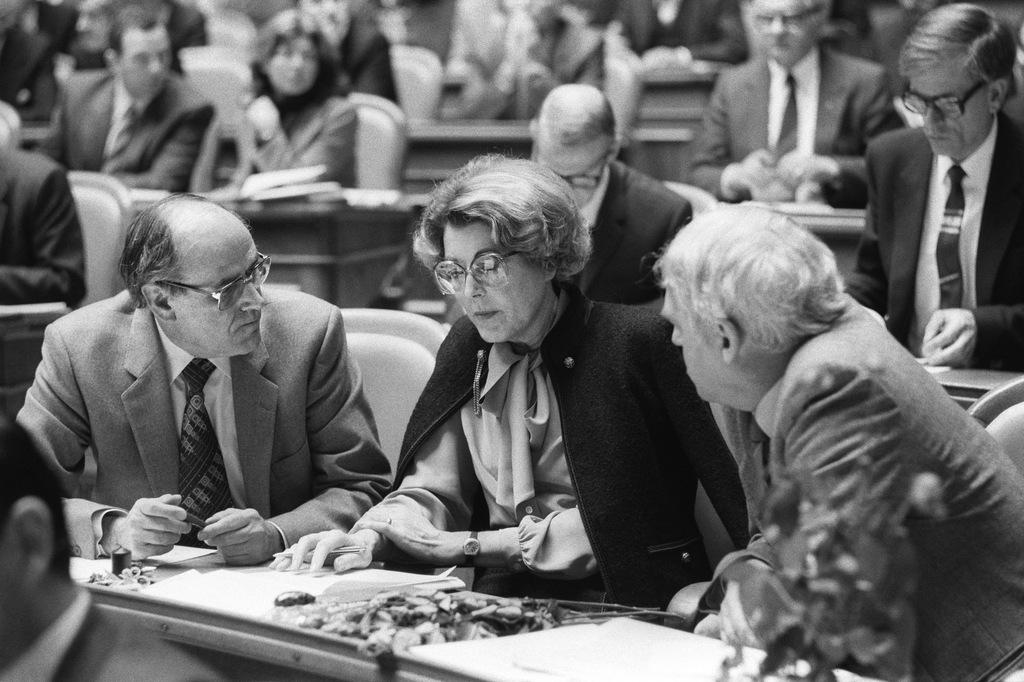 Lilian Uchtenhagen en el Parlamento suizo en 1983.