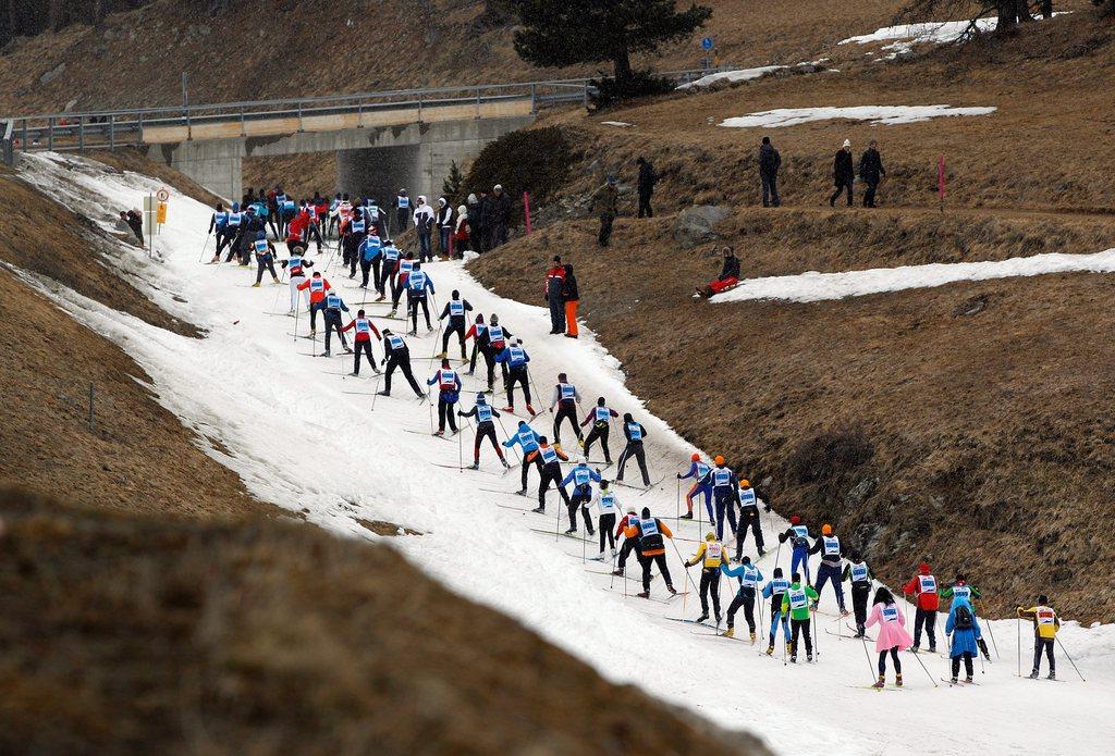 Corredores atravessando uma faixa de neve