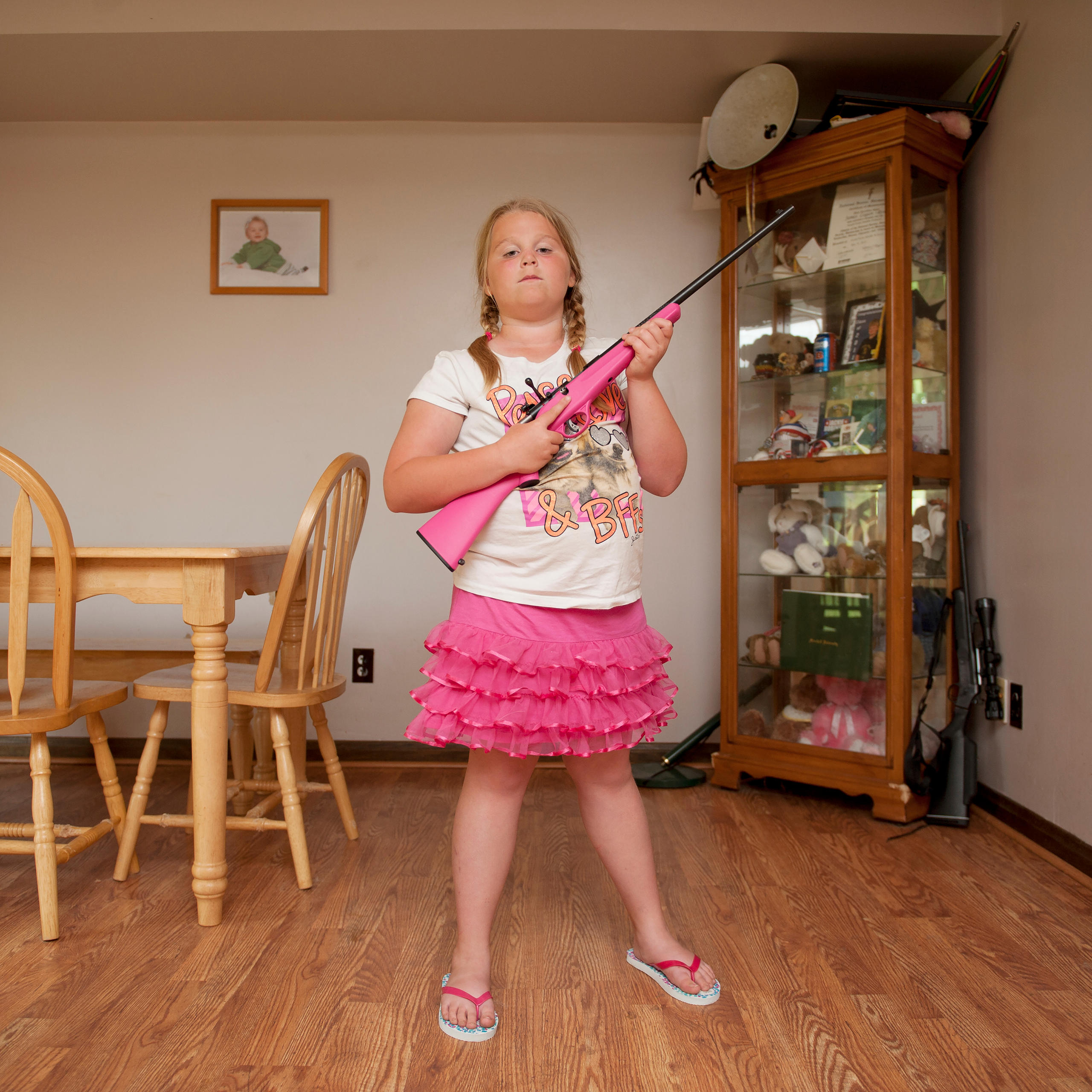 Mädchen mit pinkem Kindergewehr