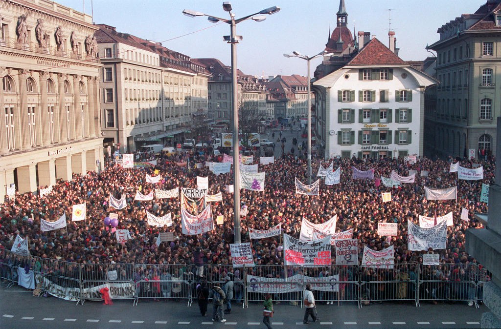 El rechazo de Brunner generó una amplia manifestación de protesta frente al Parlamento.