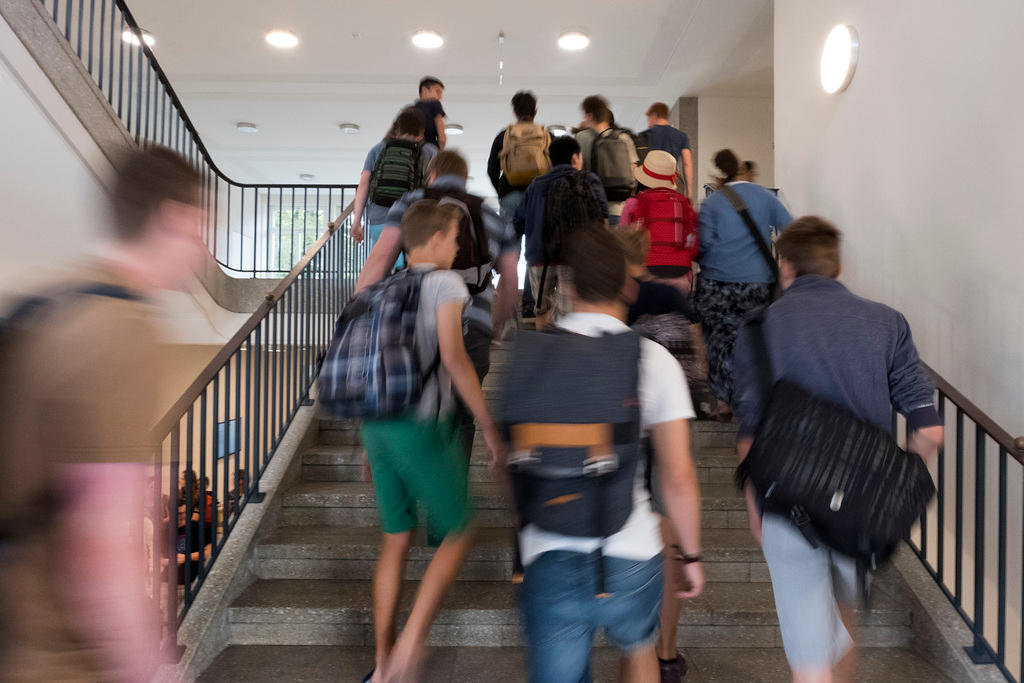 تلاميذ يصعدون الدرج داخل مدرسة