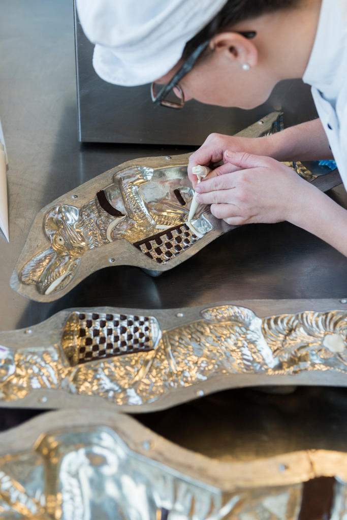 женщина смазывает форму для изготовления зайца