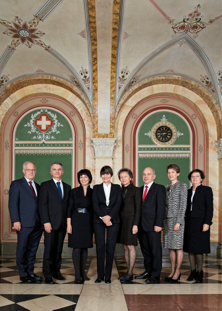 صورة رسمية للحكومة الفدرالية وفيها أربع وزيرات