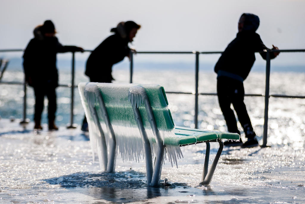 banc recouvert de glace