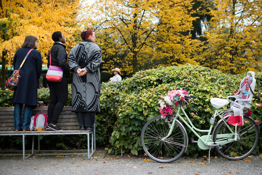 Trois femmes debout sur un banc