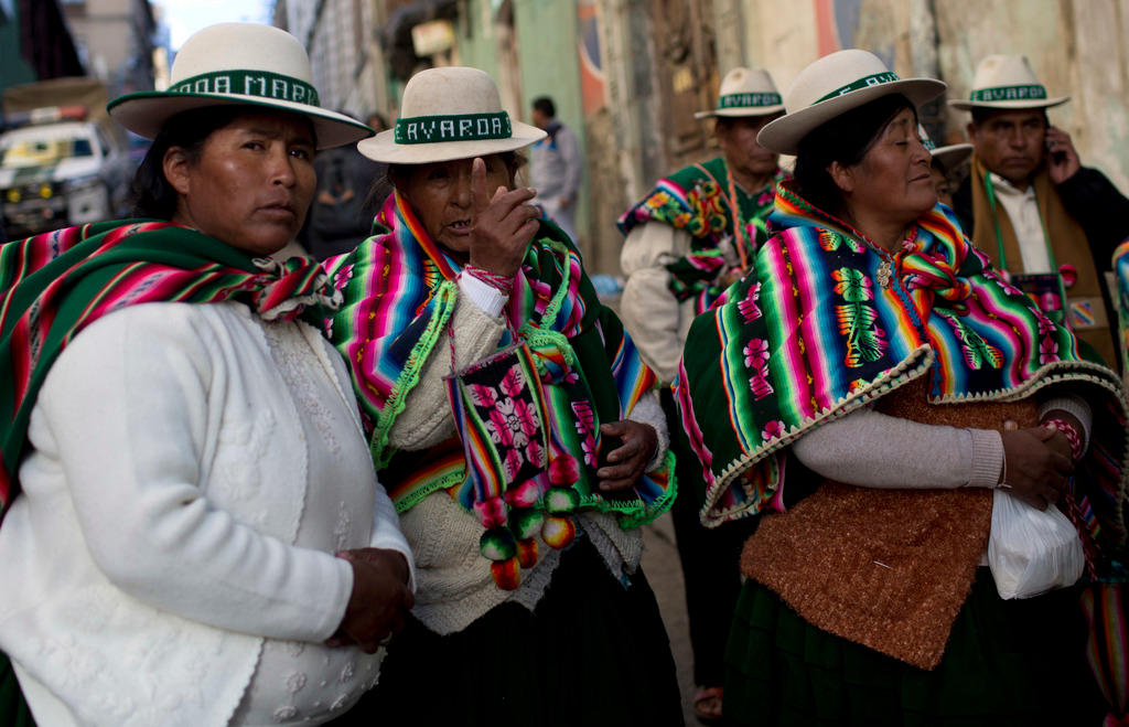 Mujeres indígenas ante el congreso boliviano
