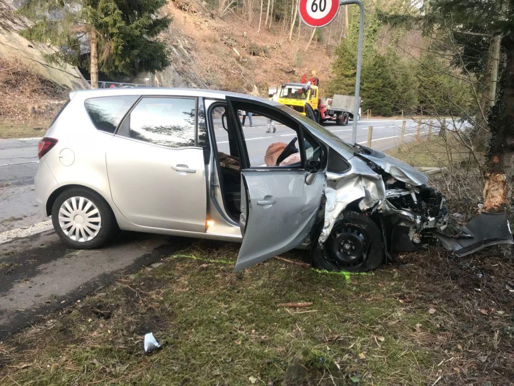 SZ: si schianta con l'auto contro un albero, muore anziano - SWI ...