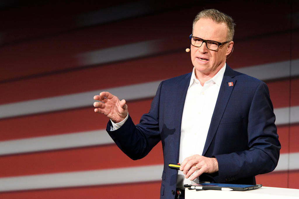 A picture of the Swiss Federal Railways CEO talking at a press conference