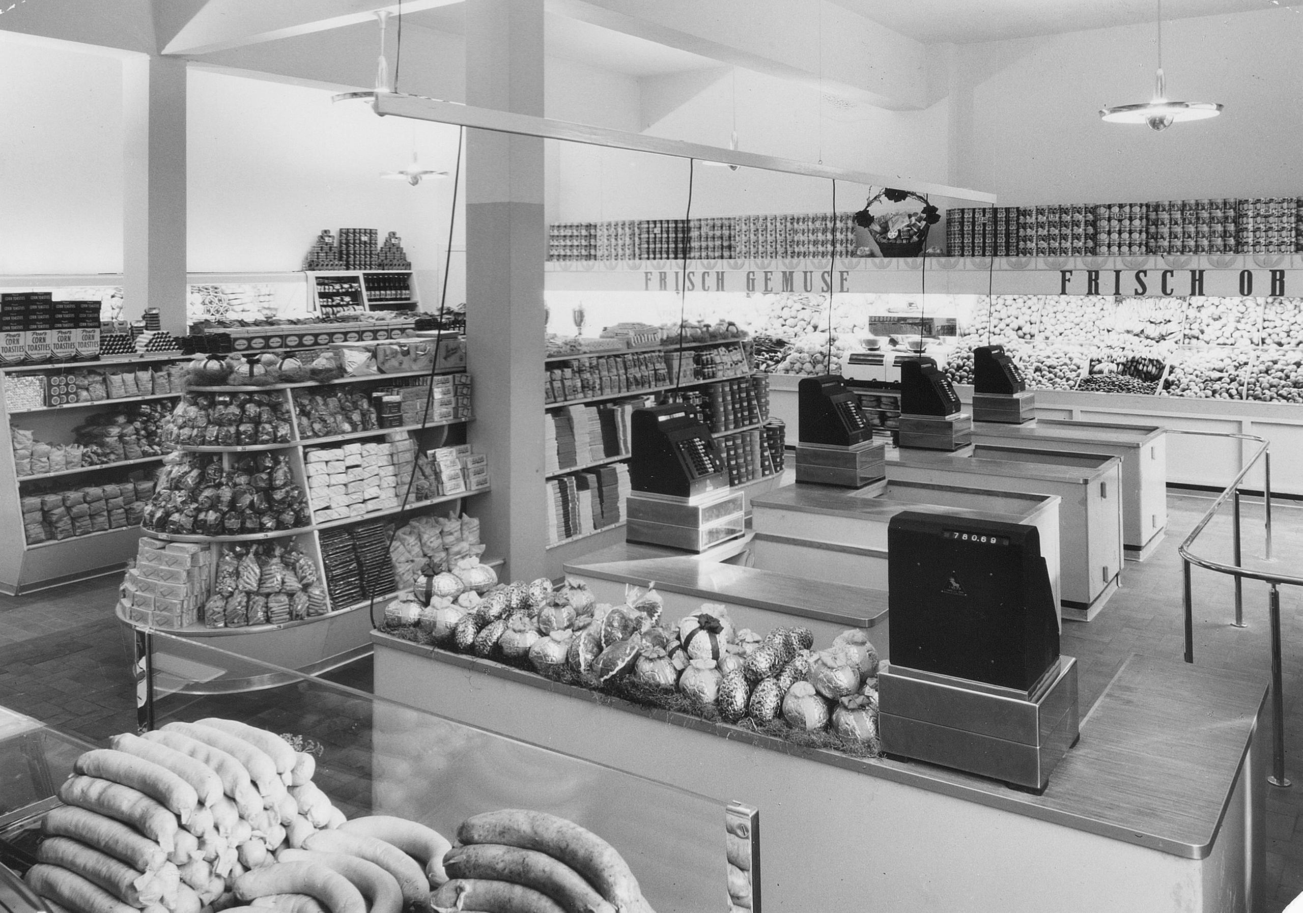Interior da primeira loja self-service do Migros na Seidengasse em Zurich, 1948.
