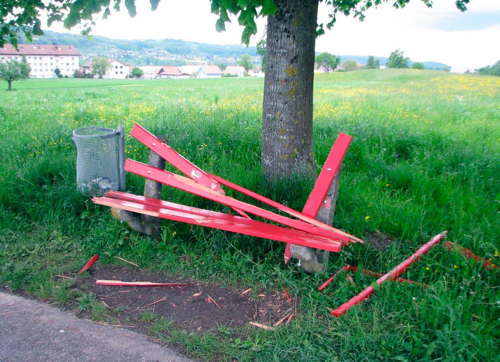 banc détruit par des vandales.