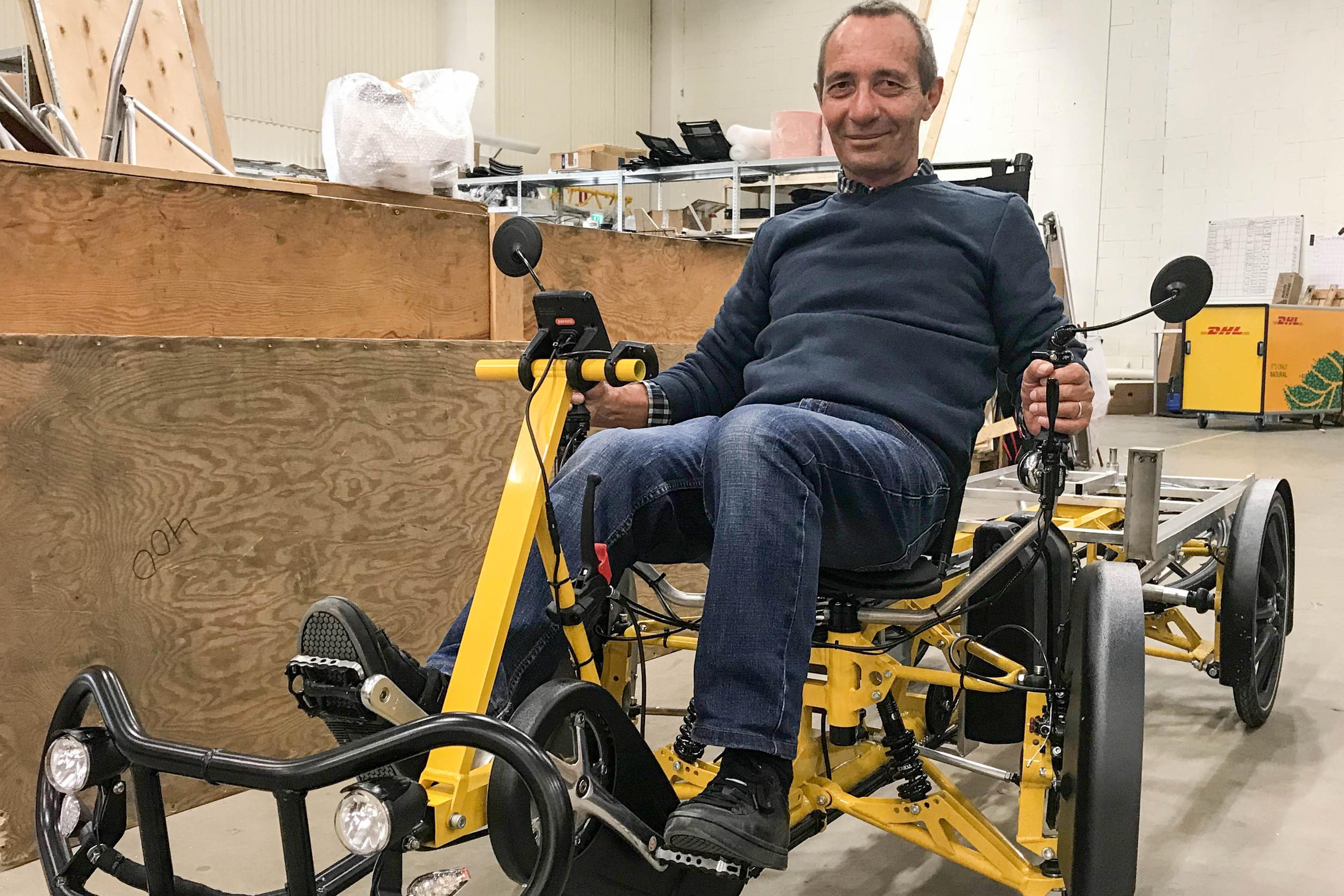 帕特里克和他自己动手改装的太阳能车：他将使用这辆自行车从瑞士骑到上海。