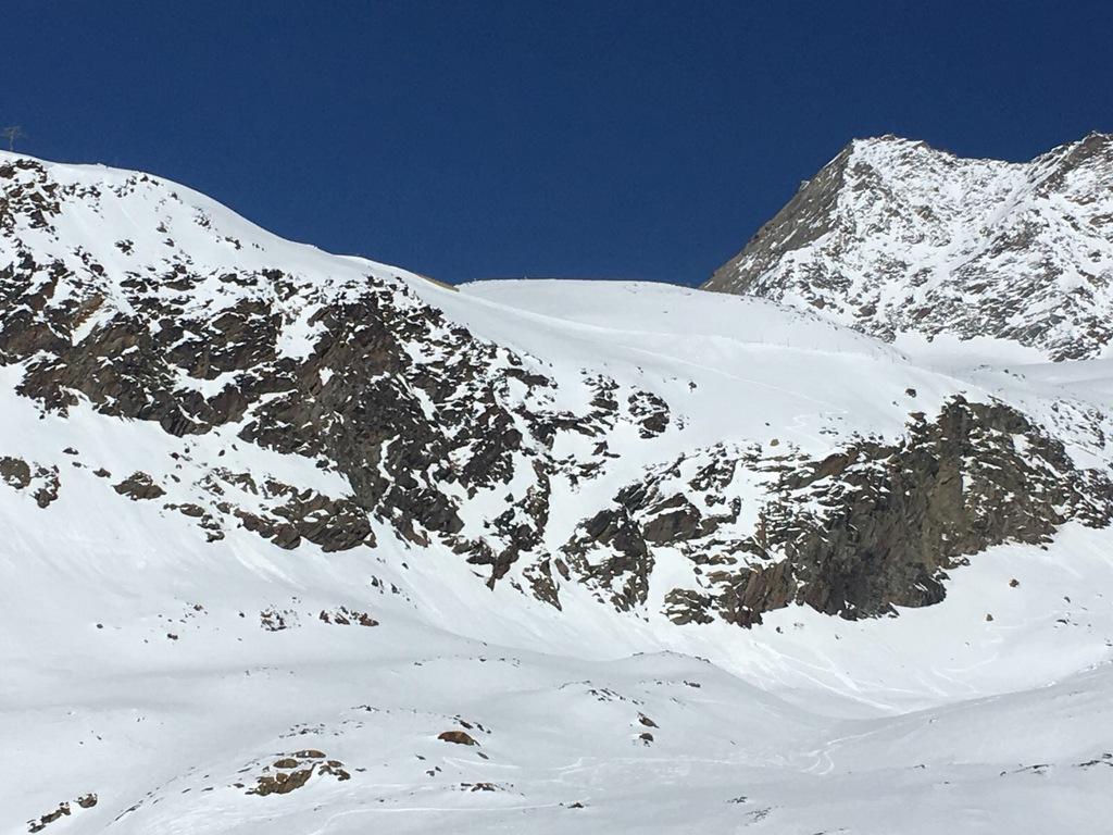 Montanhas de Saas Grund cobertas de neve