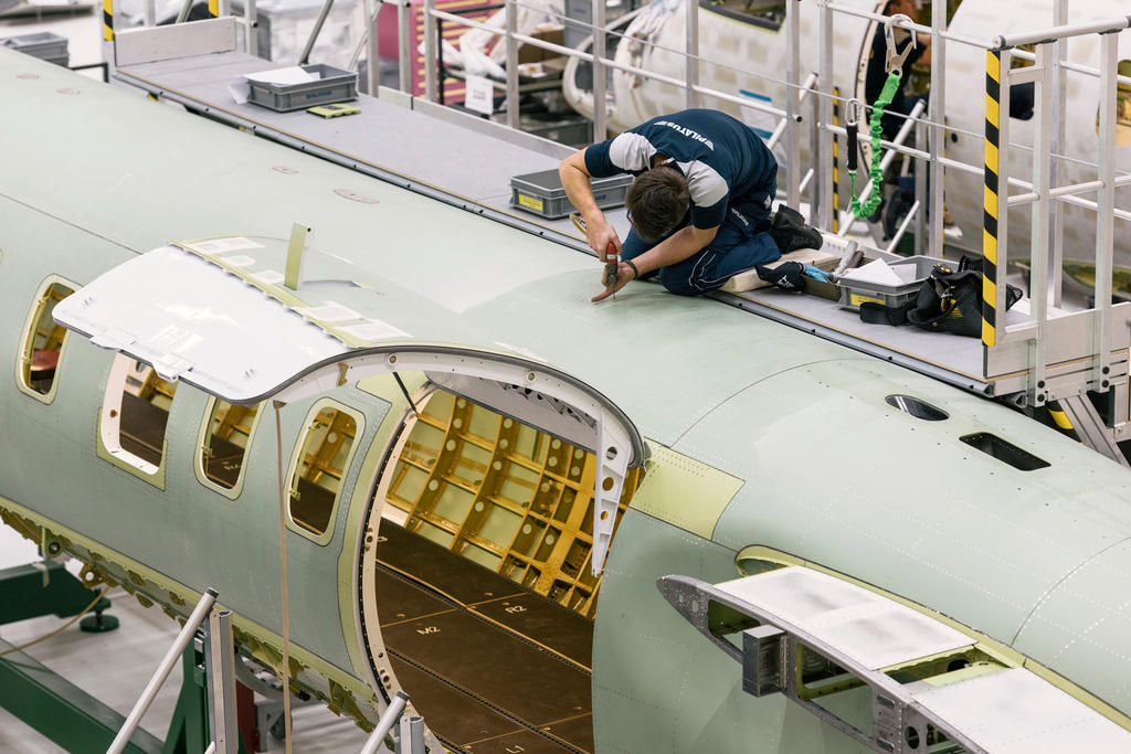 Un mecánico trabaja en el panel exterior de un Pilatus PC-24.