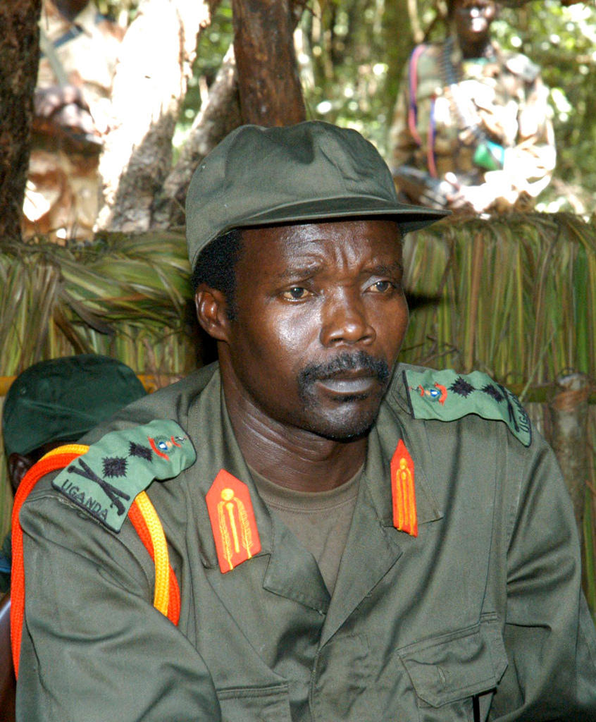 Joseph Kony, fotografato a mezzo busto, in divisa militare.