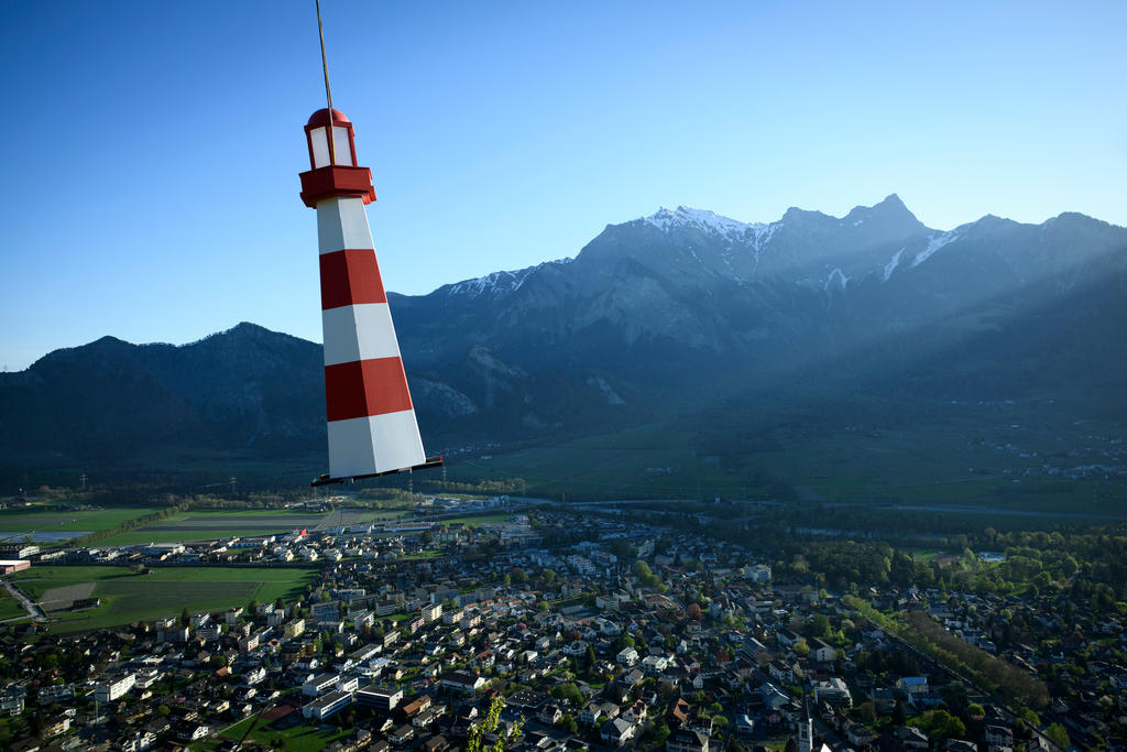 2018年4月19日周四，一座灯塔在运往位于瑞士巴德拉加兹(Bad Ragaz)的Guschakopf山途中。这座灯塔将成为5月5日开始的户外艺术展“BadRagartz”的一部分。