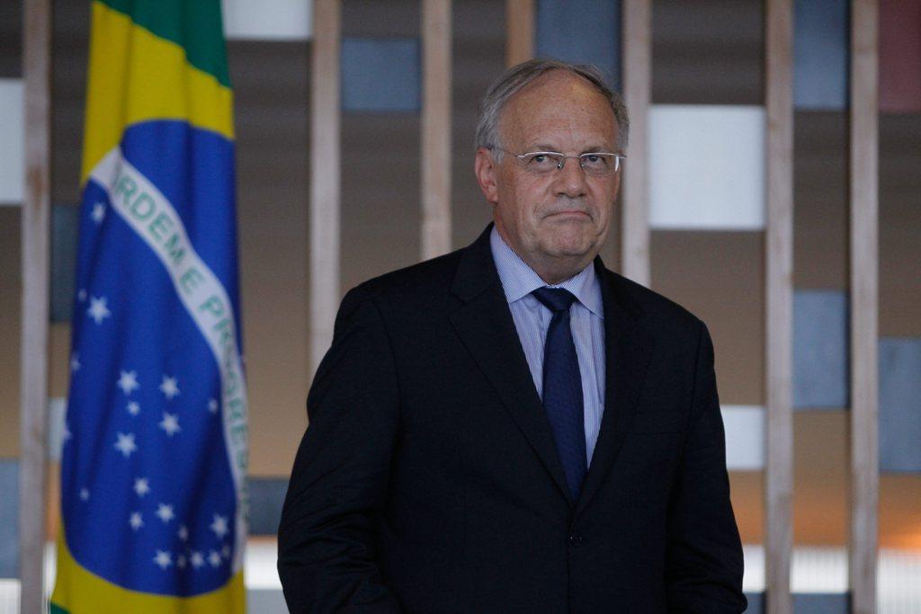 Economics minister and Brazilian flag