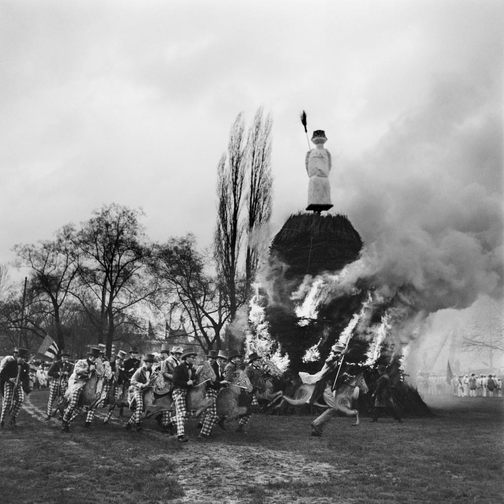 因口蹄疫,1965年4月26日的六鸣节裁缝行会骑的是木马。