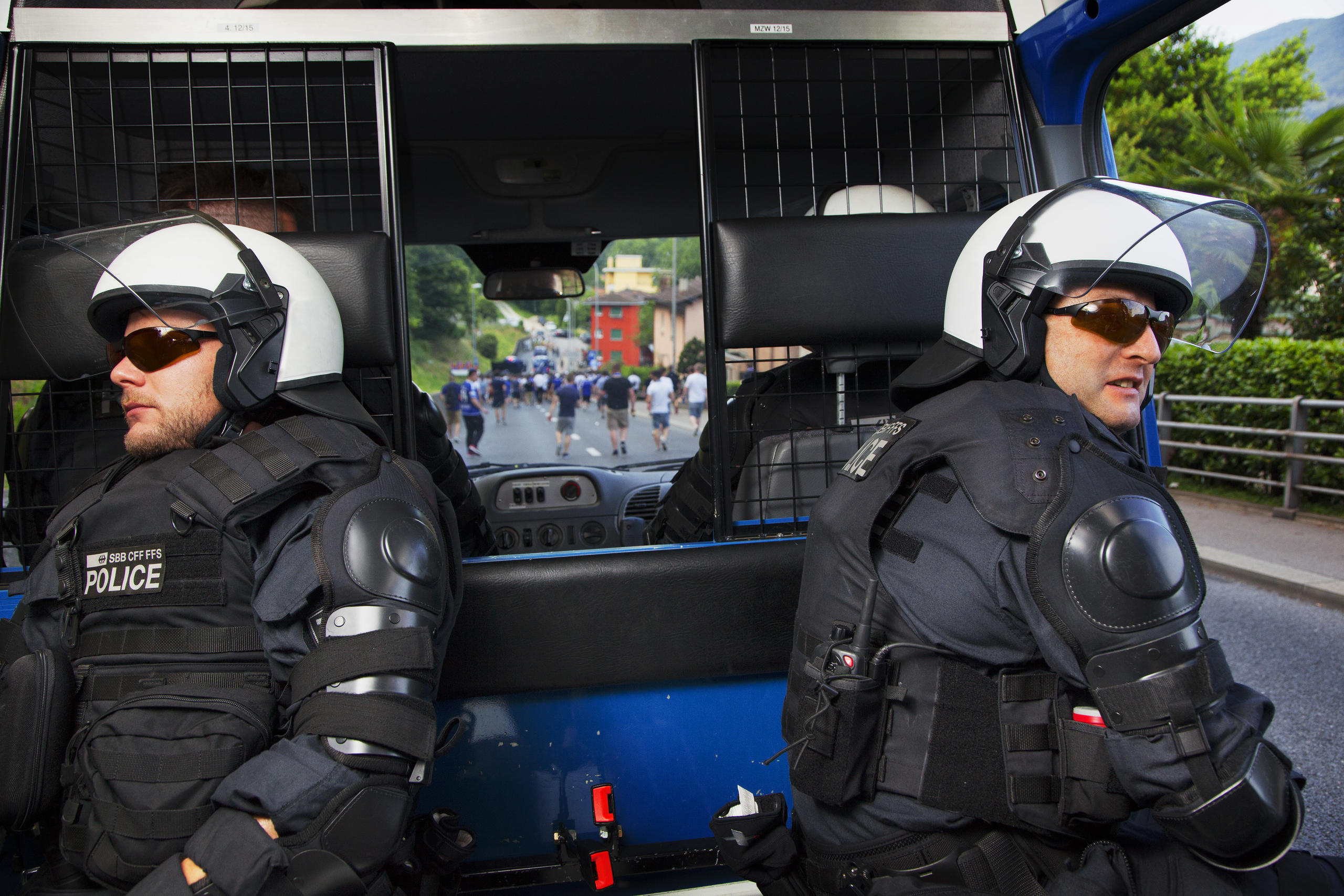 Police wartet in Ausrüstung