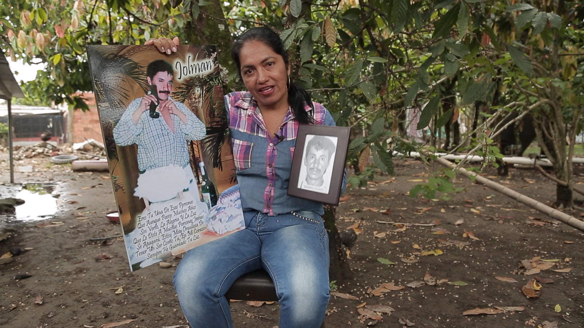 donna colombiana mostra la foto del fratello desaparecidos