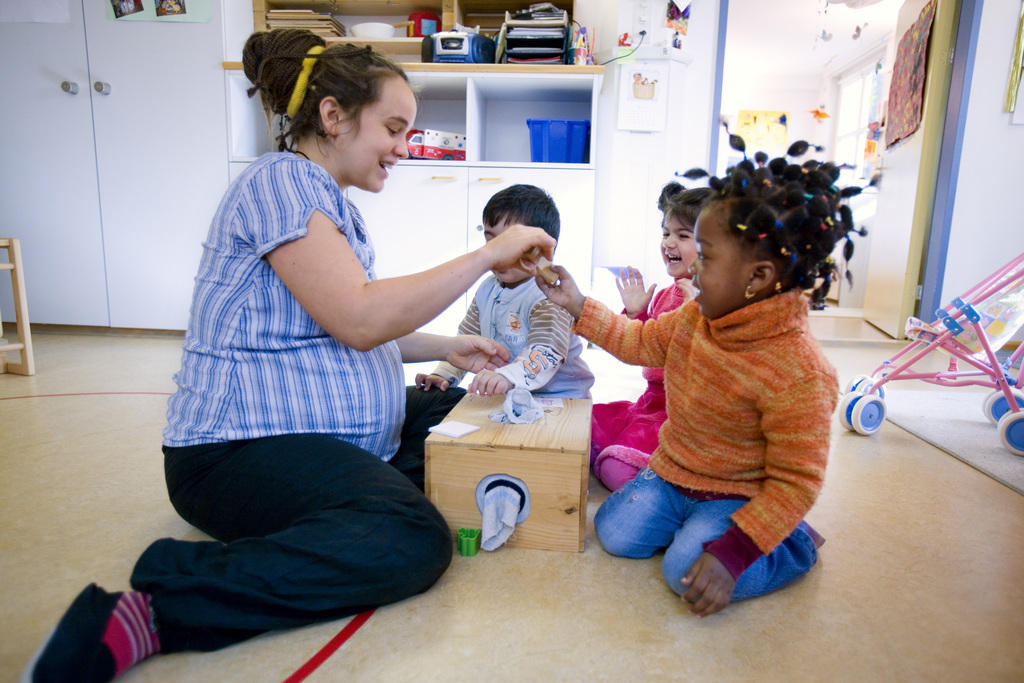 自2006年迄今，幼师的薪酬涨幅达到了33%。而苏黎世地区幼儿园老师平均每月可拿到4977瑞郎(约合人民币32560元)的工资。