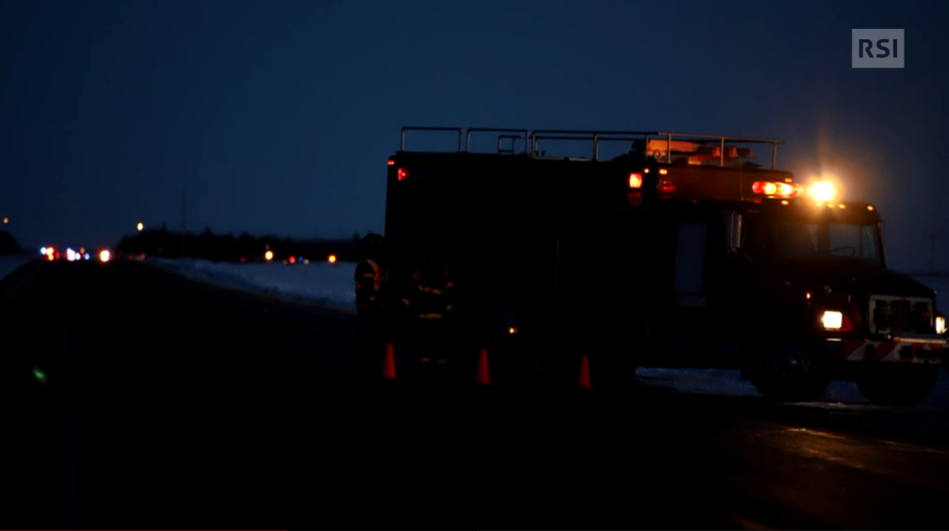 Foto scattata al buzio nella quale si vedono le luci dei mezzi di soccorso e qualche faro in lontananza