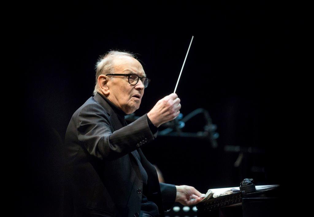 Il maestro Ennio Morricono mentre dirige l orchestra