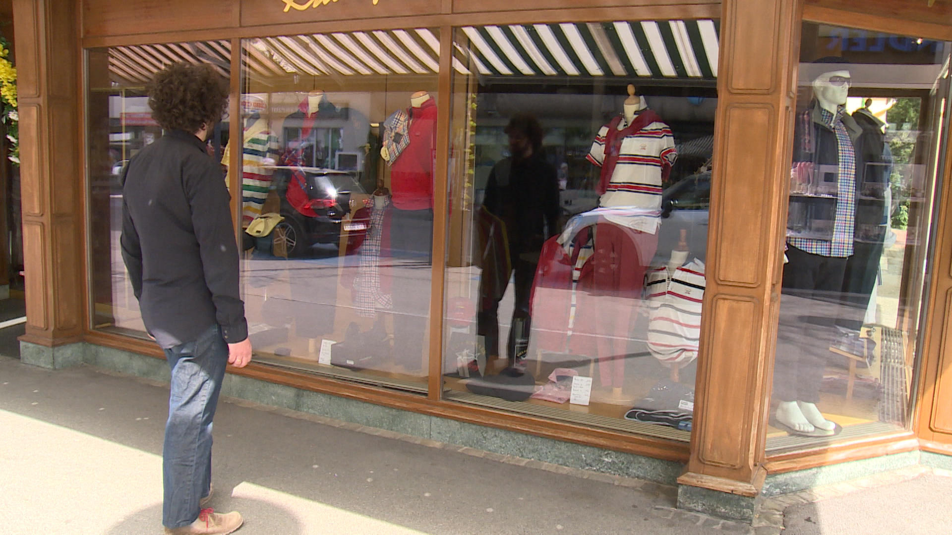 Man standing in front of a shopping wiendow