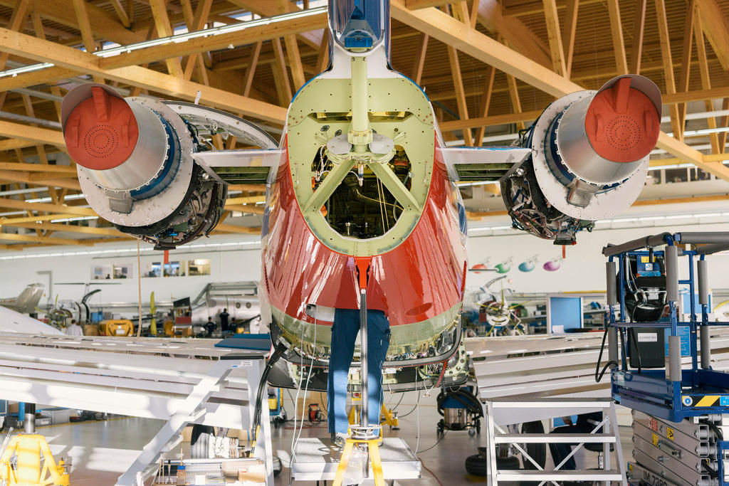 Heckansicht eines Jets in der Werkhalle