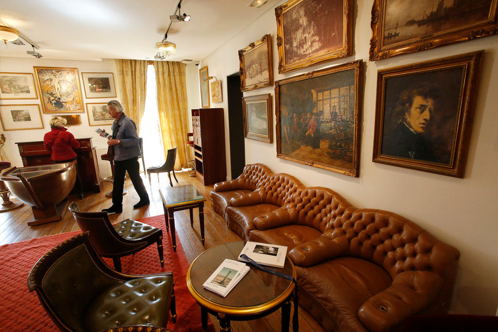 divani e tavolini del bar hemingway del ritz di Parigi