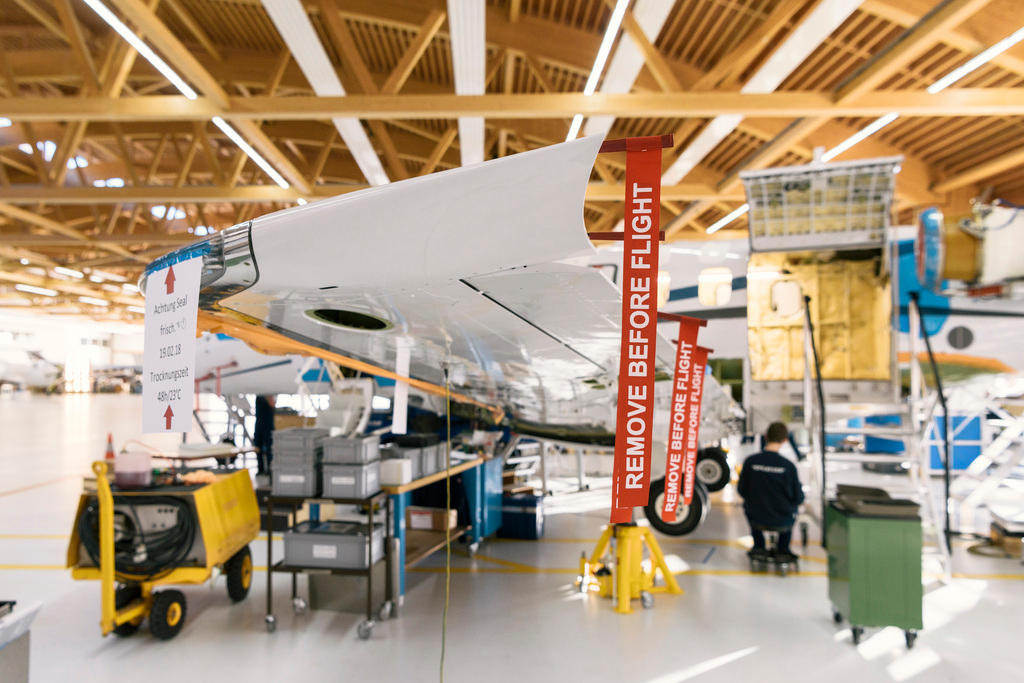 Mitarbeiter arbeitet an einem Flugzeug