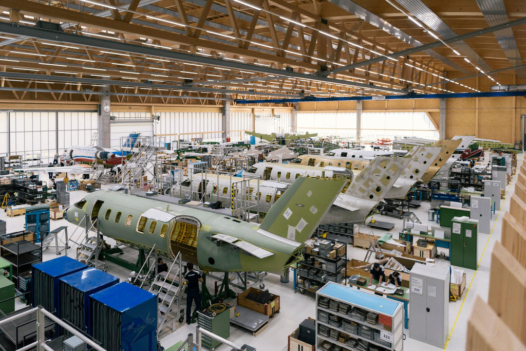 Blick von oben in eine Werkhalle des Flugzeugbauers