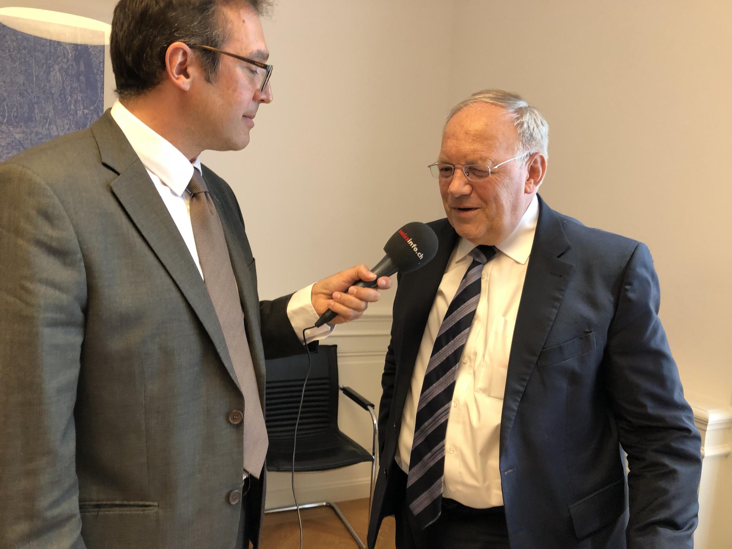 Jornalista entrevistando um político