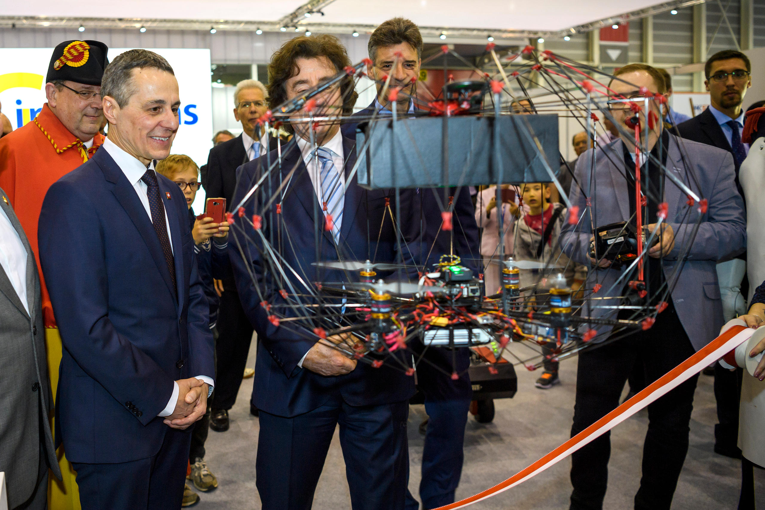 Ignazio Cassis admire un drone.