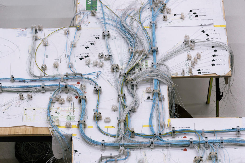 Viele Kabel liegen auf einem Tisch