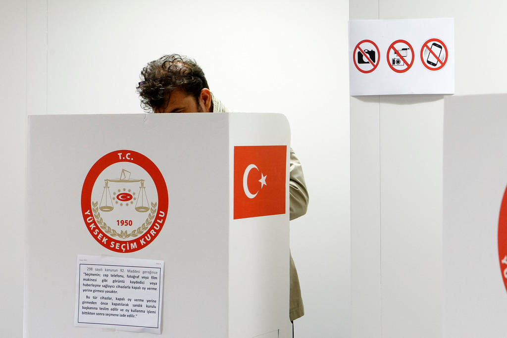 Un uomo in un locale elettorale turco