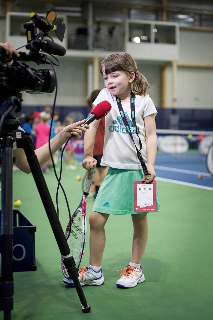 Mädchen mit Tennisracket