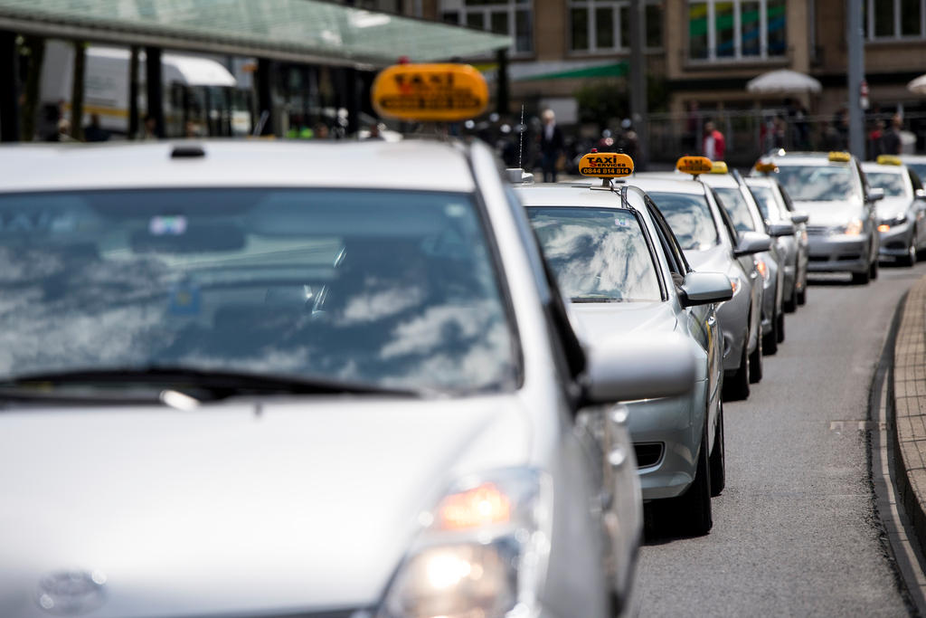 Fila de taxis en una parada