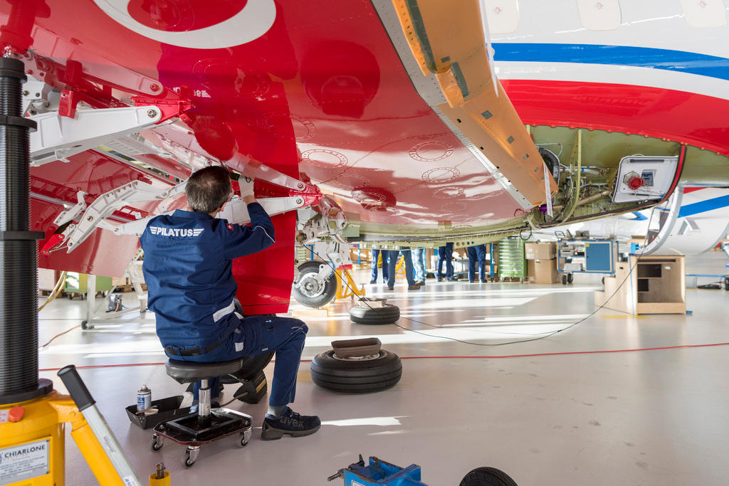 Un trabajador labora en un PC-24