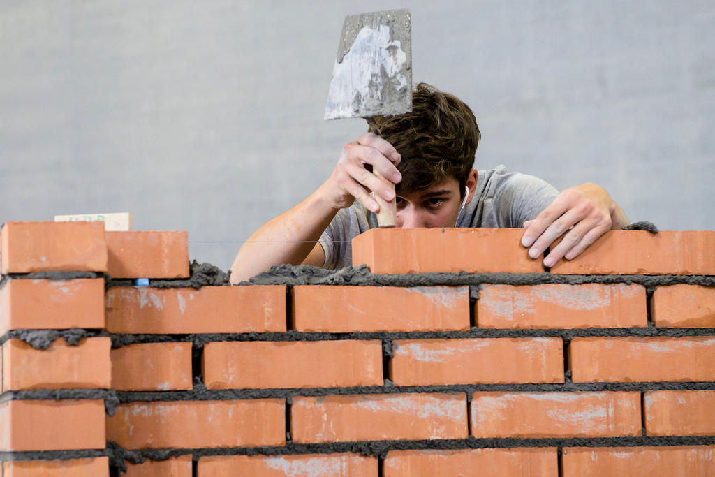 レンガを積む左官