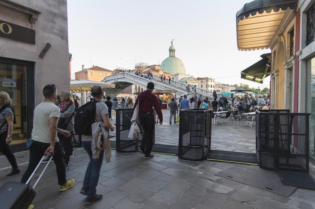 turisti passano attraverso i tornelli installati nei punti d accesso di Venezia