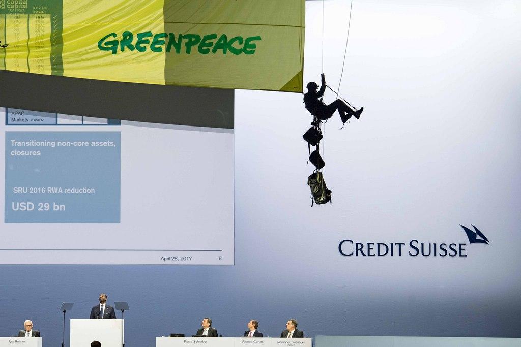 un uomo si cala con una corda nella sala in cui si tiene l assemblea annuale di credit suisse