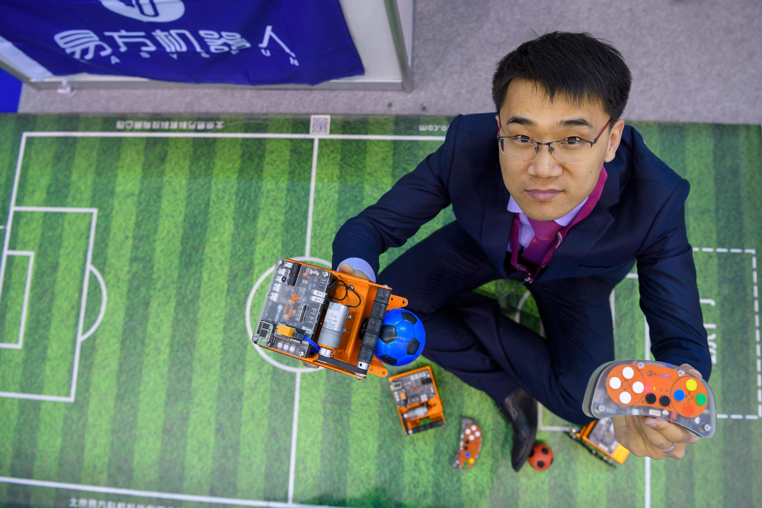 inventore cinese mostra un piccolo robot
