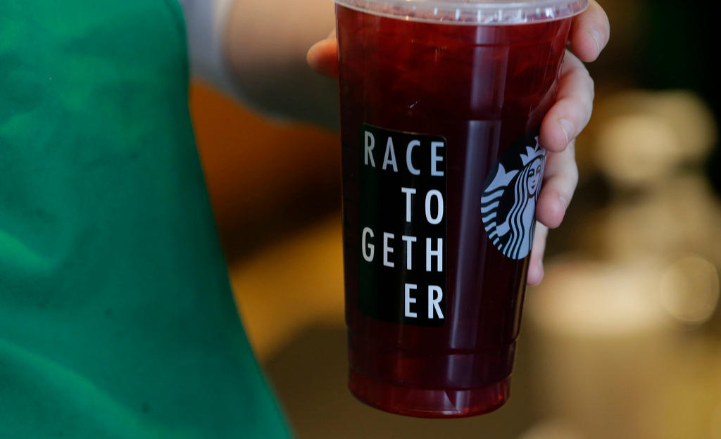 Tazza starbucks con la scritta Race Together