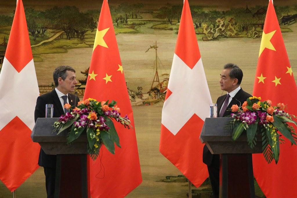 2018年4月3日，瑞士外交部长伊格纳西奥·卡西斯和中国外交部长王毅在北京举行了联合记者招待会。