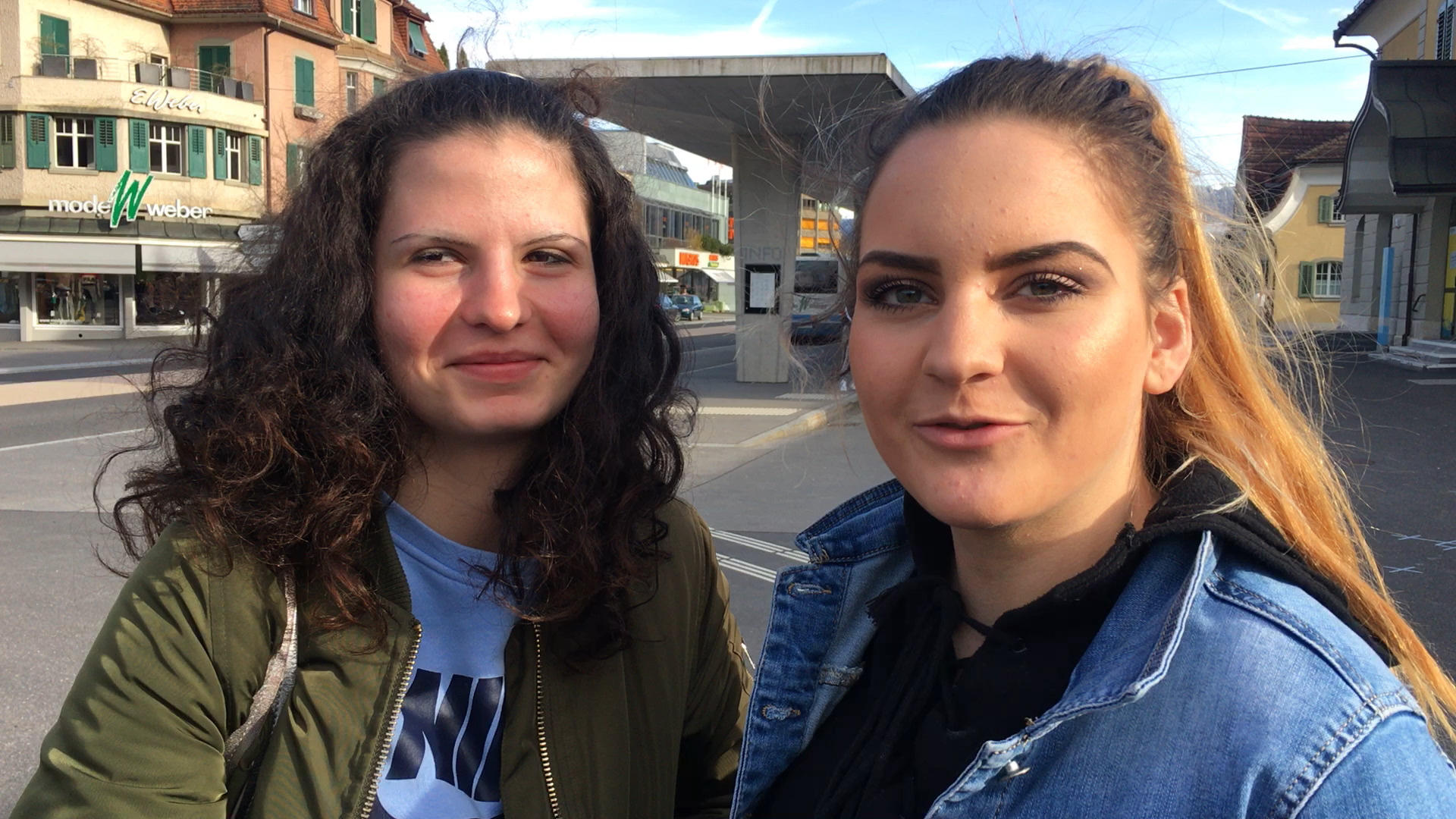 Zwei junge Frauen aus dem Toggenburg im Kanton St. Gallen