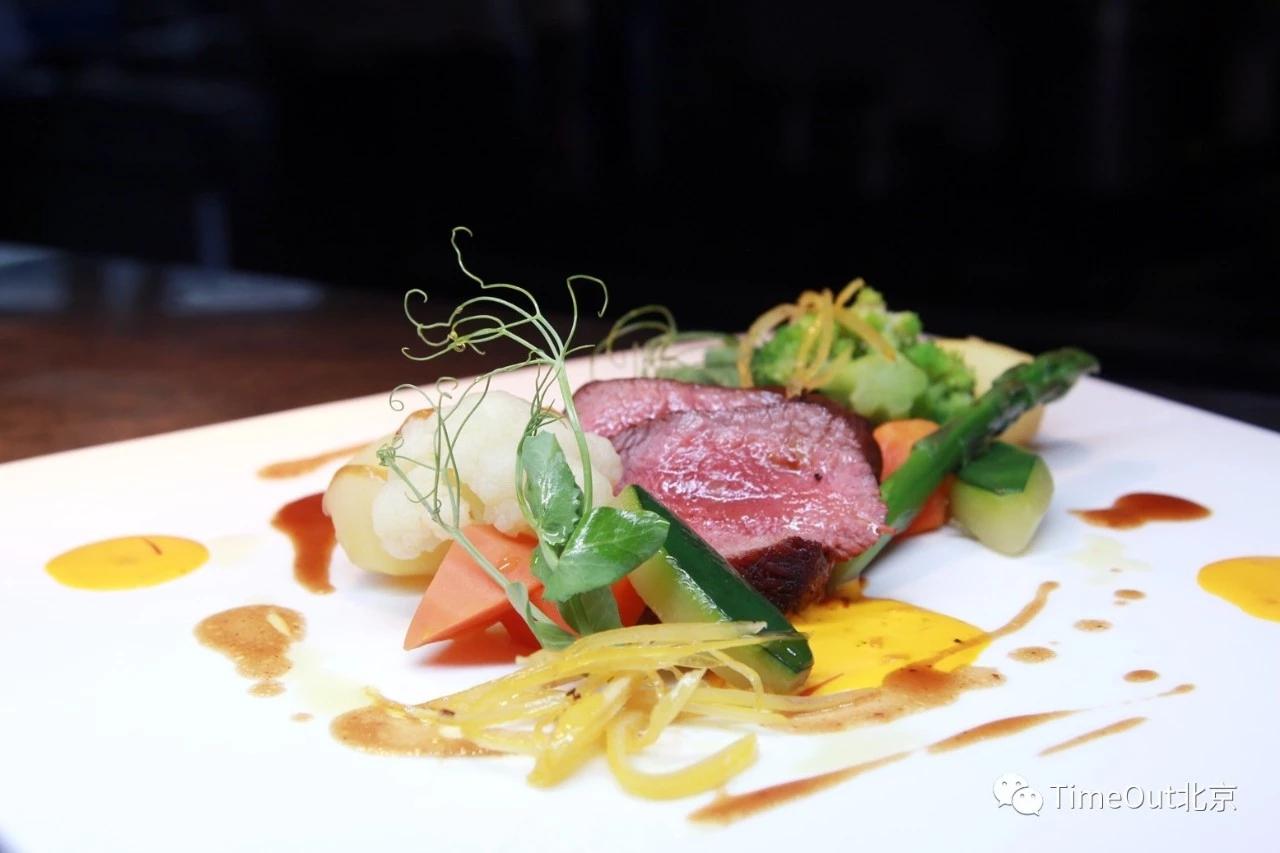 瑞士美食周菜肴：烩牛脸配奶油玉米泥(主菜)