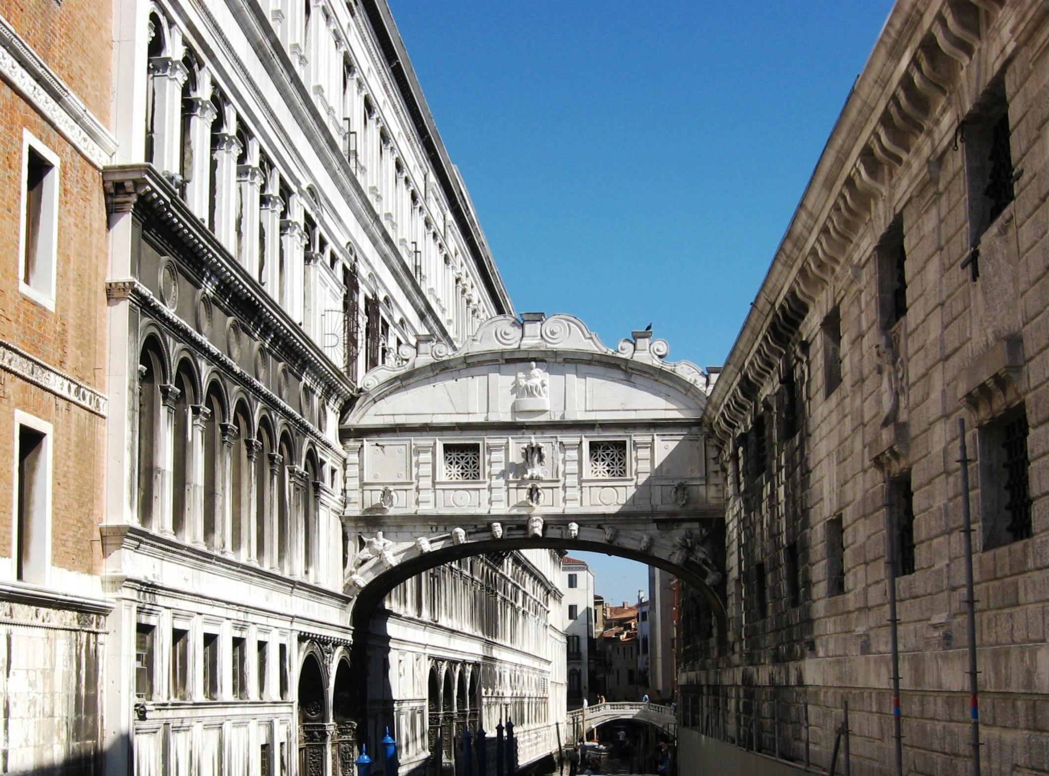 Primo piano del Ponte dei Sospiri visto da sud (Bacino di San Marco), si intravede una gondola nel canale