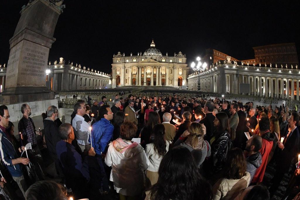 GENTE RADUNATA IN PIAZZA SAN PIETRO