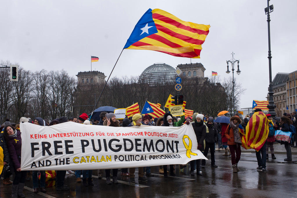 Nella foto la marcia di protesta organizzata a Berlino il giorno di Pasqua a favore della liberazione di Puigdemont