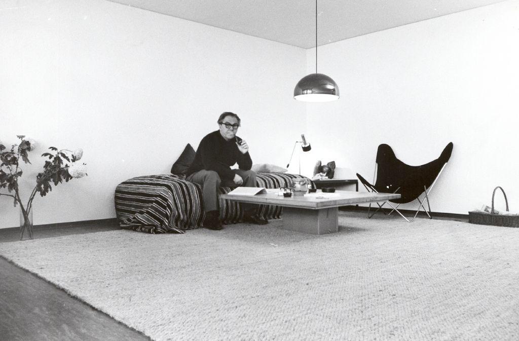 1967年瑞士作家马克斯·弗里施在Lochergut大楼自己的公寓里。